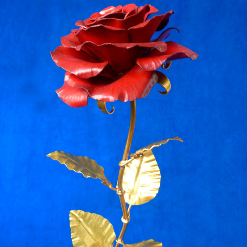 Красная роза из латуни