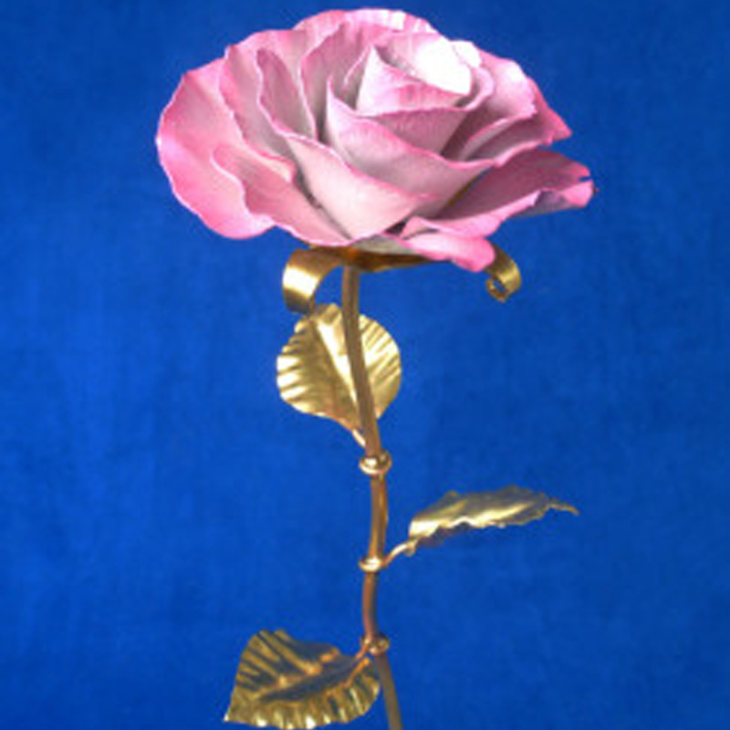 Розовая роза из латуни