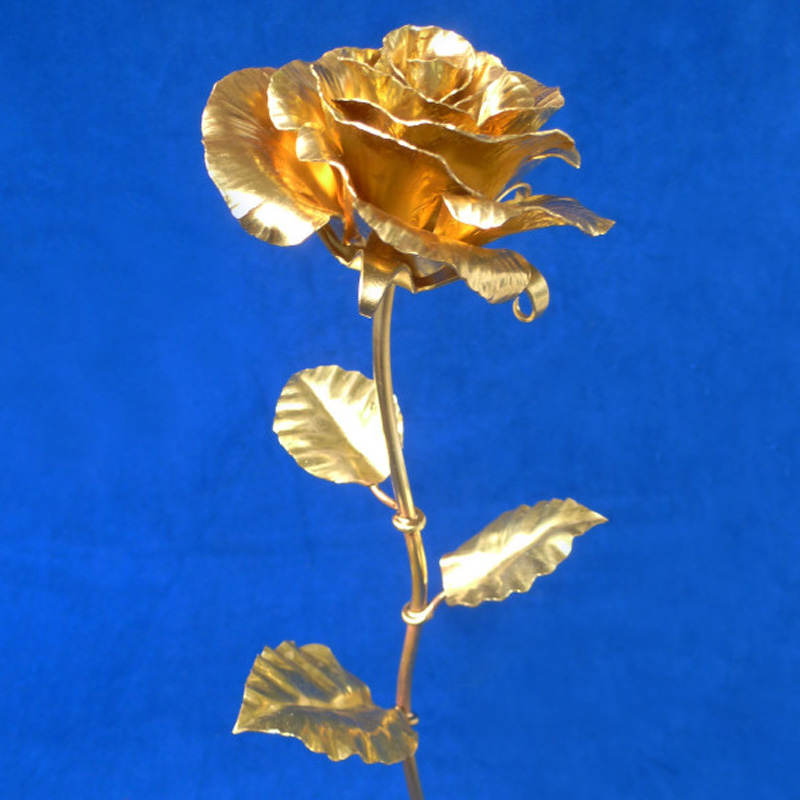 Золотая роза из латуни